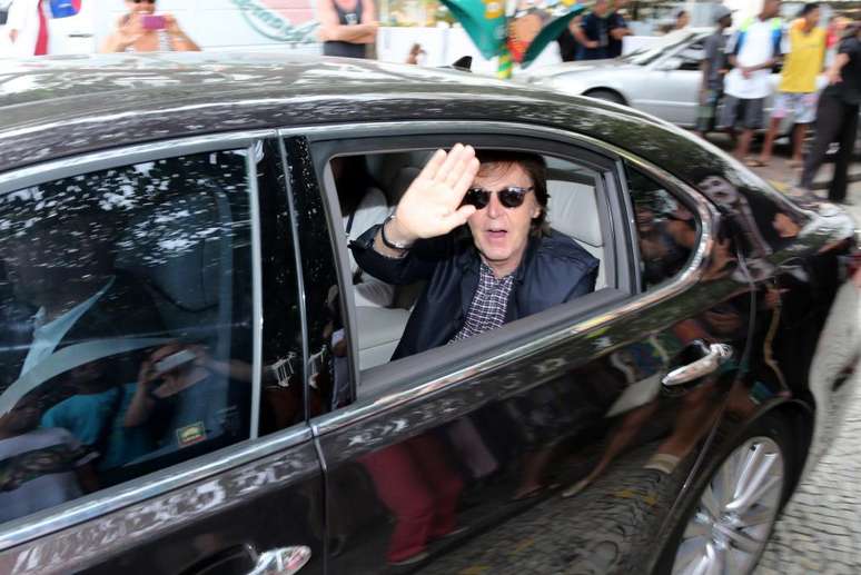 Paul McCartney causou alvoroço ao deixar o hotel Copacabana Palace, na zona sul do Rio de Janeiro, nesta quarta-feira (12)