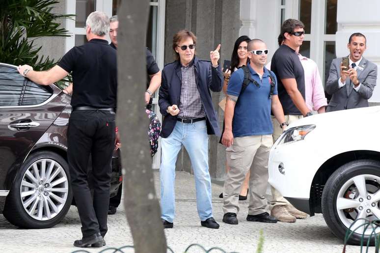 Paul McCartney causou alvoroço ao deixar o hotel Copacabana Palace, na zona sul do Rio de Janeiro, nesta quarta-feira (12)