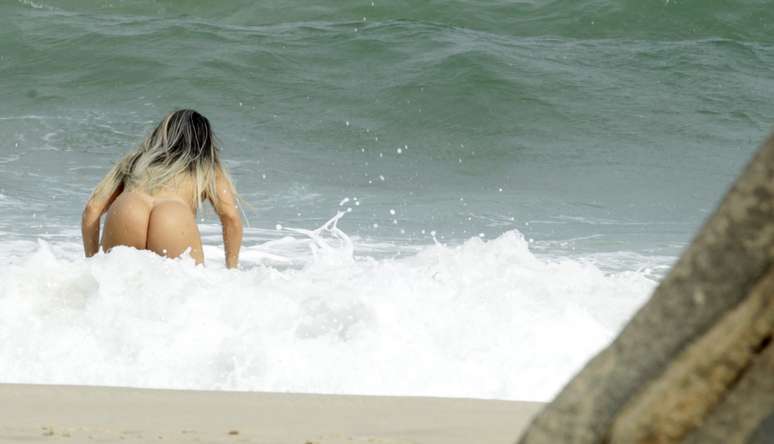 Há seis dias a Prefeitura do Rio de Janeiro oficializou a praia de Abricó, na zona oeste, como a primeira de nudismo na cidade. Pois a funkeira Mulher Melão não perdeu tempo e logo foi conferir o local, nesta quarta-feira (12), se divertindo como veio ao mundo