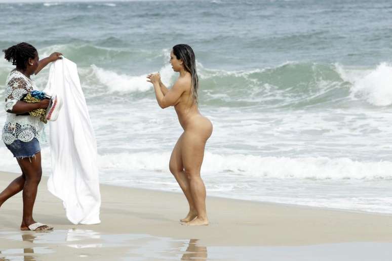 Há seis dias a Prefeitura do Rio de Janeiro oficializou a praia de Abricó, na zona oeste, como a primeira de nudismo na cidade. Pois a funkeira Mulher Melão não perdeu tempo e logo foi conferir o local, nesta quarta-feira (12), se divertindo como veio ao mundo