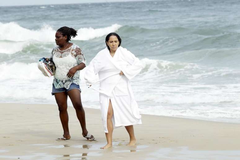 Há seis dias a Prefeitura do Rio de Janeiro oficializou a praia de Abricó, na zona oeste, como a primeira de nudismo na cidade. Pois a funkeira Mulher Melão não perdeu tempo e logo foi conferir o local, nesta quarta-feira (12), se divertindo como veio ao mundo