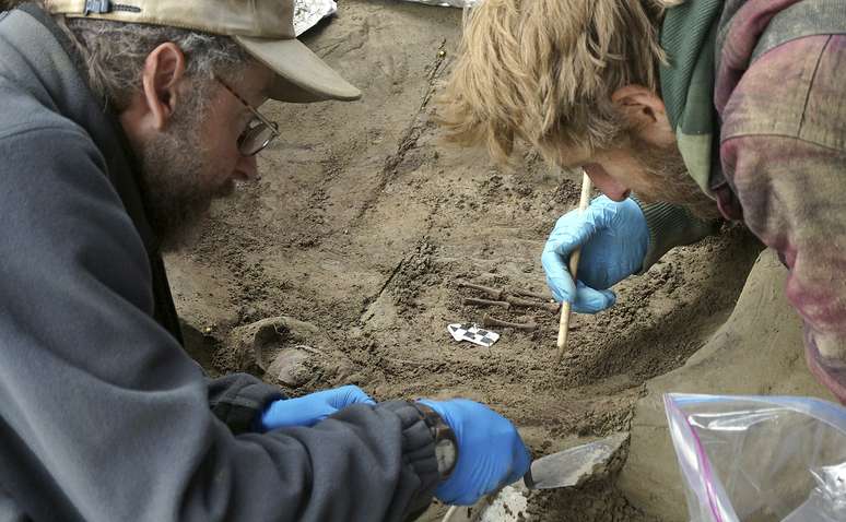 Covas, encontradas debaixo de restos cremados de uma outra criança da Era Glacial, datam de cerca de 11.500 anos atrás