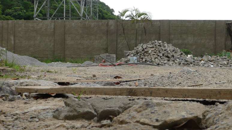 <p>Moradores reclamam de inseguranças e que as obras no CT que abrigou a Bósnia na Copa do Mundo não estão em andamento.</p>