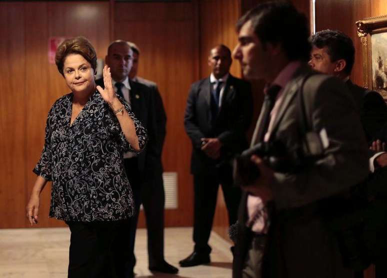 <p>Presidente Dilma Rousseff acena antes de encontro com o presidente do Uruguai no Palácio do Planalto, em 7 de novembro</p>