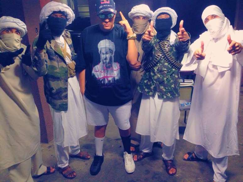 <p>Bin Laden se apresenta junto de dançarinos caracterizados com toca ninja e turbante</p>