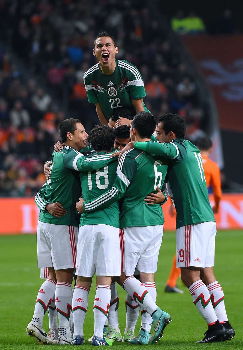 Jogadores do México festejam vitória em Amsterdã