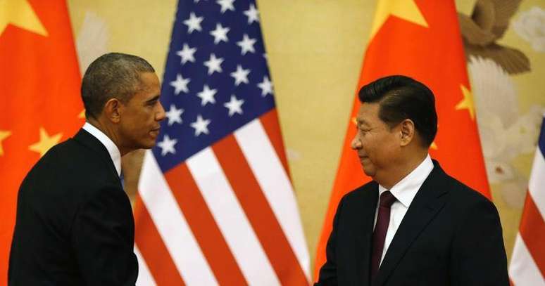 Presidente dos EUA, Barack Obama, e o presidente da China, Xi Jinping, cumprimentam-se ao final de conletiva de imprensa conjunta, em Pequim. 12/11/2014.