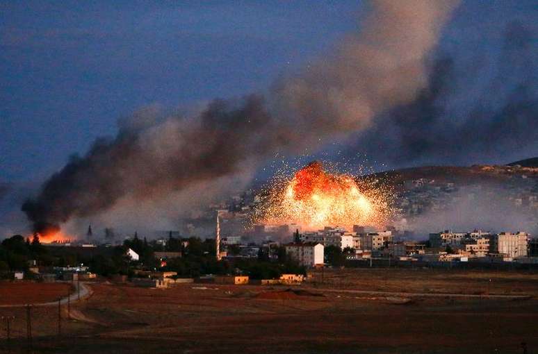 <p>Fumaça e chamas emanam de local atingido por ataque aéreo na cidade de Kobani, norte da Síria</p>