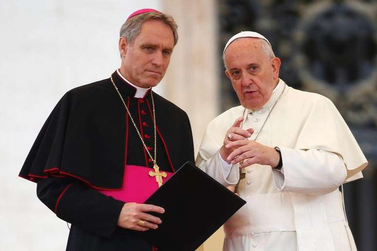 O papa Francisco (direita) conversa com o arcebispo Georg Ganswein durante sua audiência geral na Praça São Pedro, no Vaticano, nesta quarta-feira. 12/11/2014