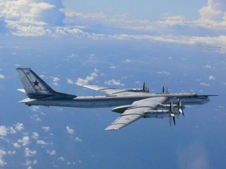 <p>Um bombardeiro russo TU-95 voa a noroeste da ilha de Okinoshima, no Japão em agosto do ano passado</p>