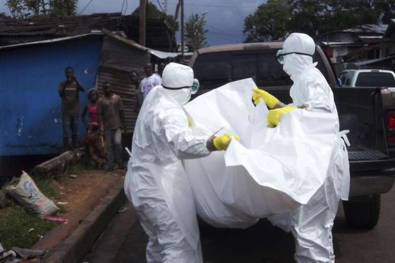 Agentes de saúde removem corpo de homem que provavelmente morreu vítima de Ebola na Libéria, em 27 de outubro.