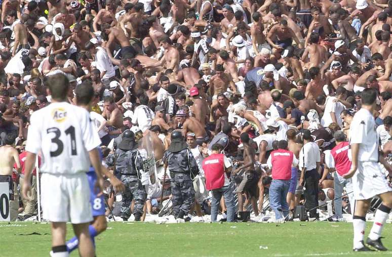 Queda do alambrado de S&atilde;o Janu&aacute;rio foi um dos epis&oacute;dios mais tristes do futebol brasileiro