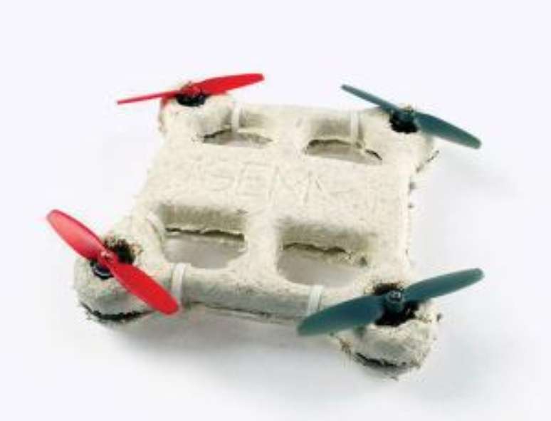 No entanto, algumas partes do drone ainda são feitas de materiais não biodegradáveis, como as hélices, os controles e a bateria