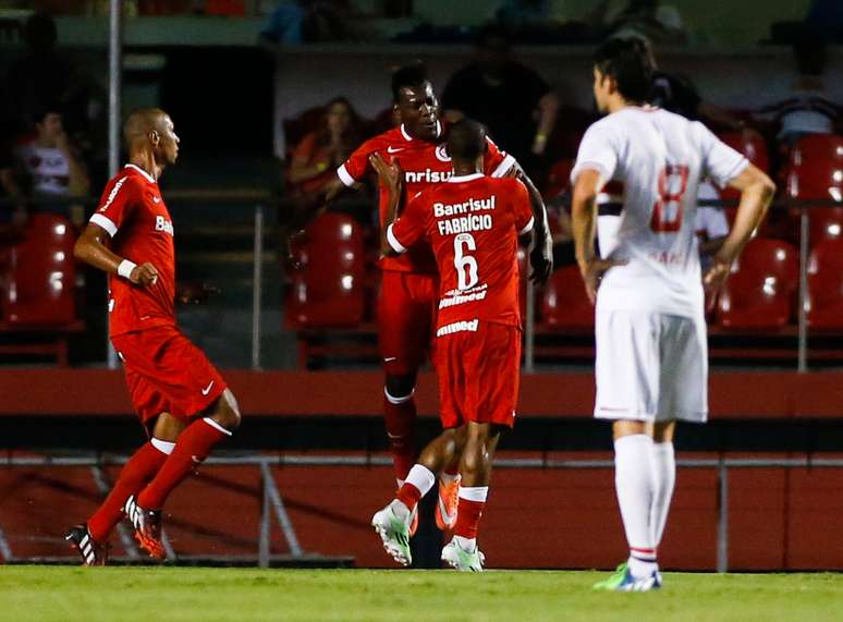 Paulão comemora o primeiro gol da partida