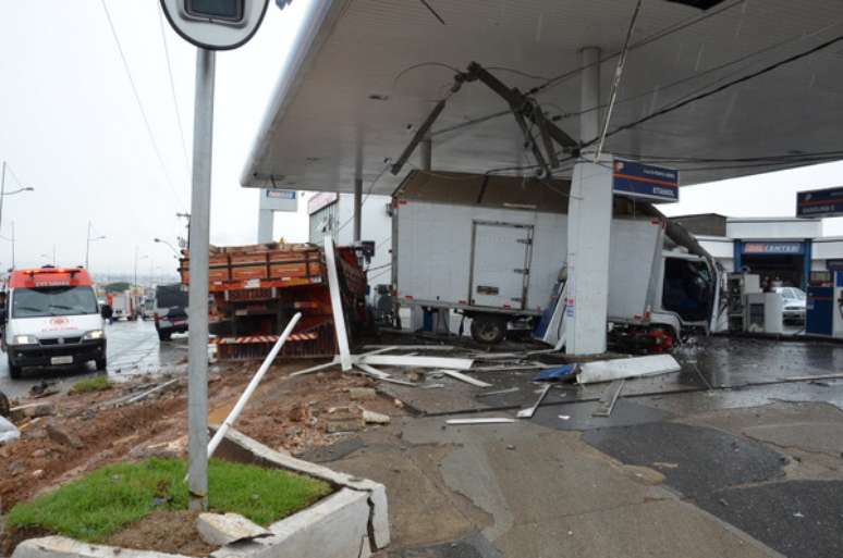 <p>Após perder o freio, um caminhão causou estragos no bairro Ibirapuera, em Vitória da Conquista, na manhã desta quinta-feira</p>