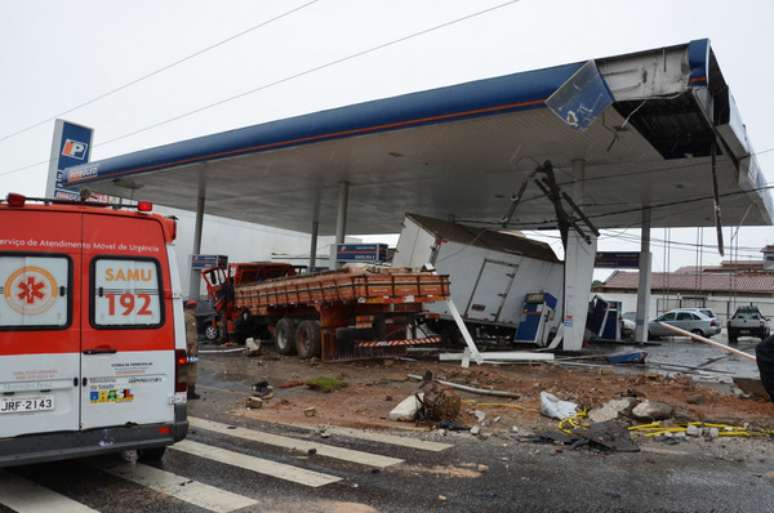 <p>O caminhão invadiu um posto de combustível no bairro Ibirapuera</p>