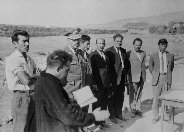 <p>Missionário espanhol Luis Cuartero (segundo à esquerda) conduz cerimônia na Bolívia em torno de 1967. Fotografias históricas de revolucionário cubano Che Guevara do fotógrafo da AFP, pouco depois de sua execução, vieram à luz em uma pequena cidade espanhola</p>