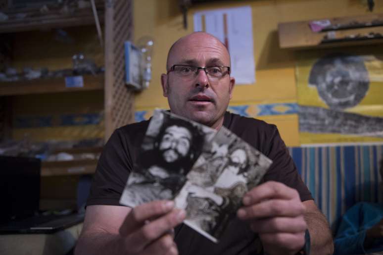 <p>Imanol Arteaga, sobrinho do missionário espanhol Luis Cuartero, mostra fotos tiradas em 10 de outubro de 1967 por ex-jornalista da AFP, Marc Hutten </p>