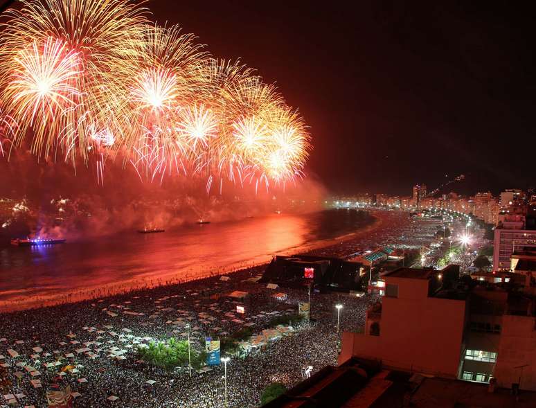 <p>Queima de fogos em Copacabana é uma das atrações em cruzeiros no Réveillon</p>