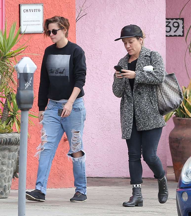 Kristen Stewart e suposto novo affair caminham juntas em Los Angeles 