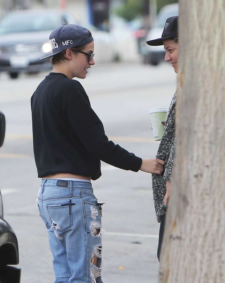 Kristen Stewart e suposto novo affair caminham juntas em Los Angeles 