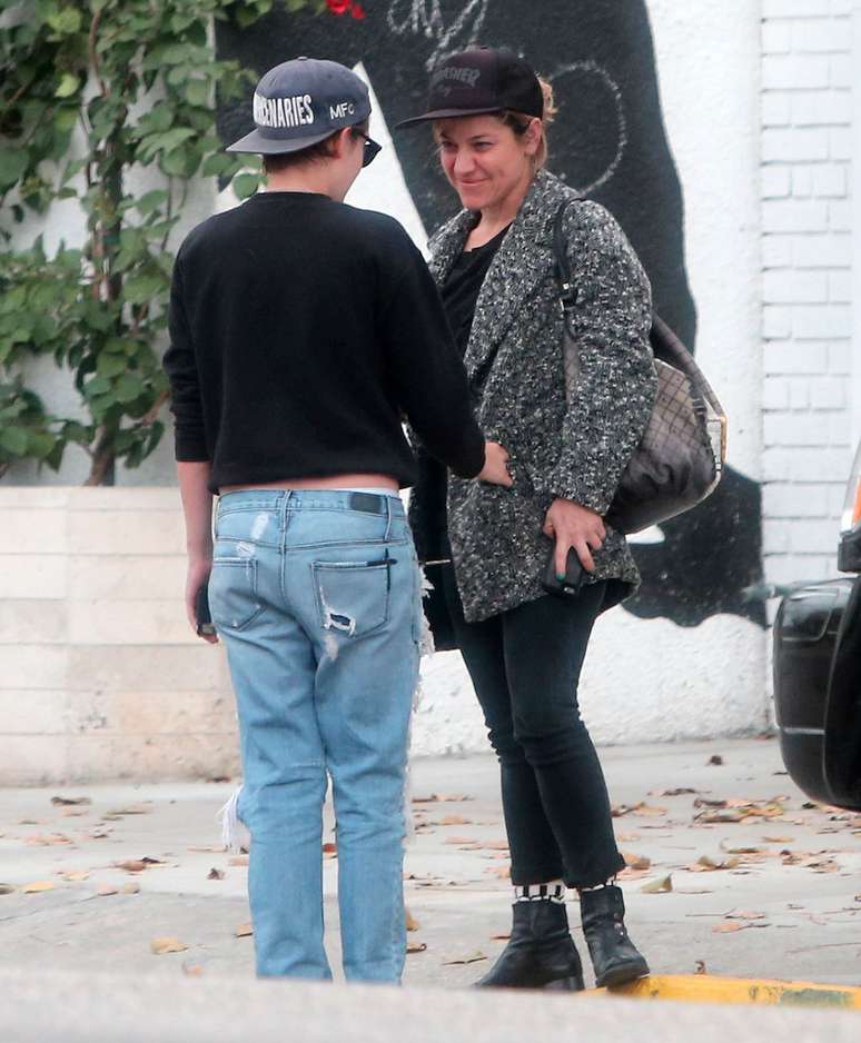 Kristen Stewart e suposto novo affair caminham juntas em Los Angeles 