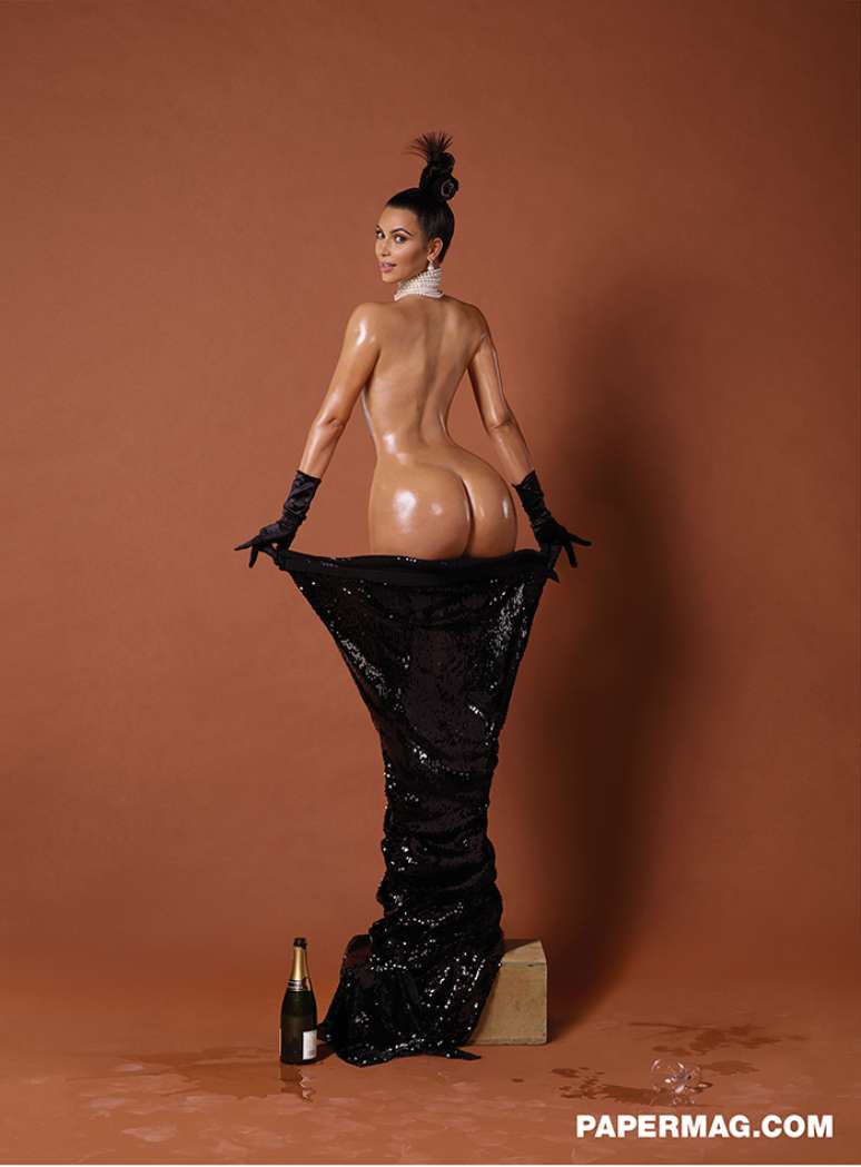 <p>A revista Paper mostrou novas fotos do ensaio nu que Kim Kardashian fez para a edição de novembro da publicação</p>