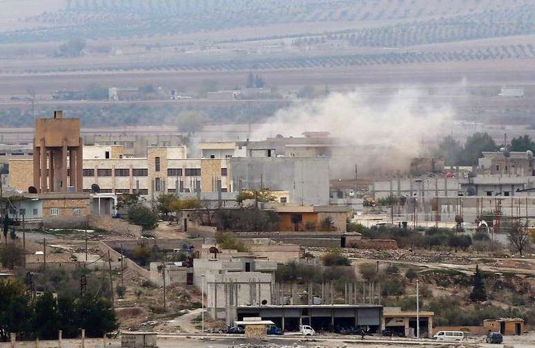 Fumaça no leste de Kobani, na Síria, onde persistem os combates entre militantes do Estado Islâmico e forças curdas, nesta quinta-feira. A foto foi tirada do lado turco da fronteira. 13/11/2014
