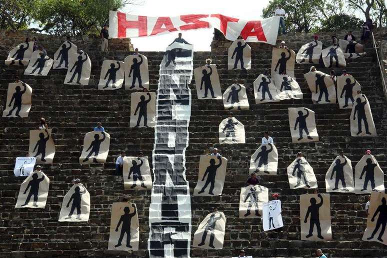 <p>Protestos pelo desaparecimento dos 43 jovens já dura várias semanas no México</p>