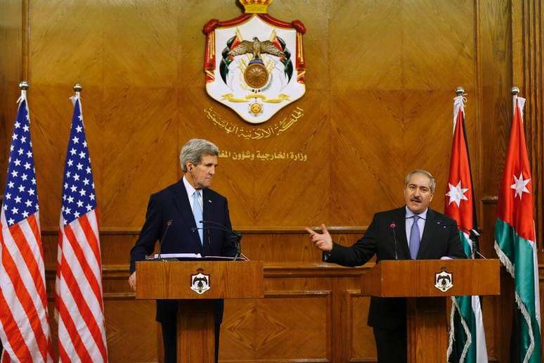 O secretário de Estado norte-americano, John Kerry (esquerda), e o chanceler da Jordânia, Nasser Judeh, concedem entrevista coletiva em Amã, na Jordânia, nesta quarta-feira. 13/11/2014