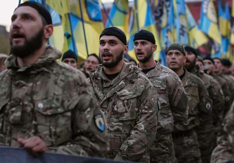 Soldados do batalhão de autodefesa "Azov", ligado ao Ministério do Interior ucraniano, participam de parada militar em Kiev. 14/10/2014.