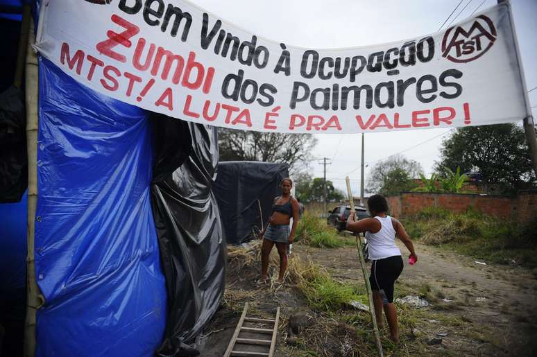 <p>Cerca de 700 famílias ocuparam a área em São Gonçalo em outubro</p>