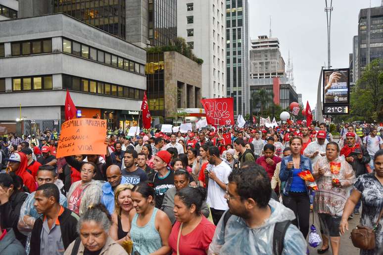 <p>Com o tema Contra a Direita, Por Mais Direitos, os manifestantes repudiam ainda os protestos que pediam intervenção militar no Brasil</p>