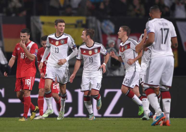 Jogadores da Alemanha festejam gol na vitória fácil sobre Gibraltar