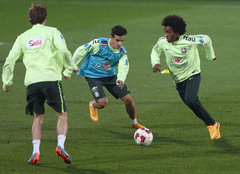 Ao contrário da maioria dos titulares, Willian não foi poupado do treino com bola dos reservas da Seleção Brasileira