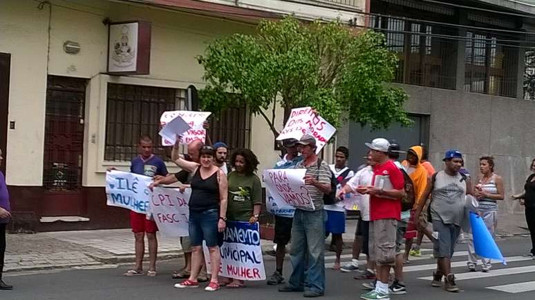 <p>Manifestação dos alunos da EPA realizada na Feira do Livro em Porto Alegre, no dia 6 de novembro, contra a transferência das atividades da escola para outro local</p>