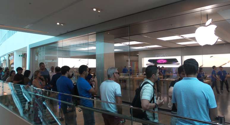 Fila na Apple Store no Rio de Janeiro: movimentação tranquila, e horário agendado. 