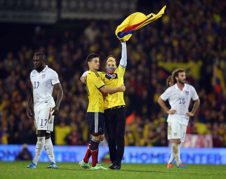 James Rodriguez foi celebrado por torcedor que invadiu o campo