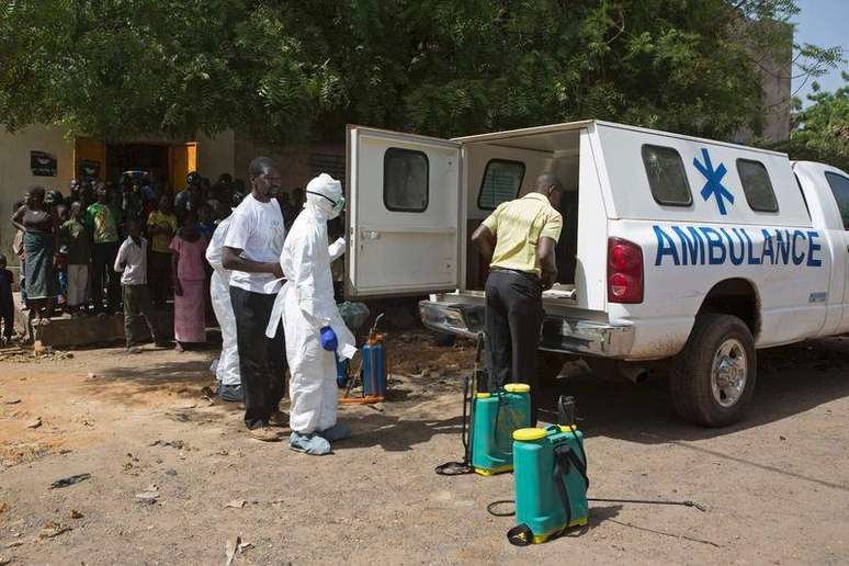 Profissionais de saúde colocam equipamento de proteção antes de desinfectar mesquita em Bamako, no Mali. 14/11/2014