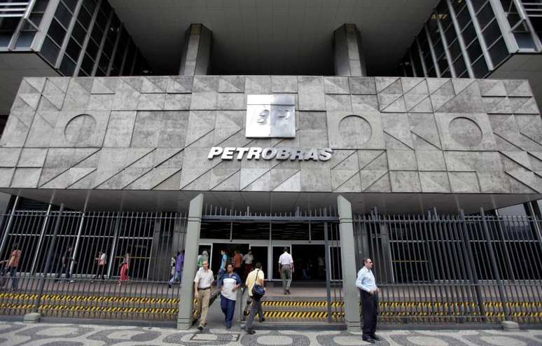 <p>Sede da Petrobras no centro do Rio de Janeiro; petroleira adiou a divulgação dos resultados financeiros do terceiro trimestre para o dia 12 de dezembro, em função das denúncias de corrupção</p>