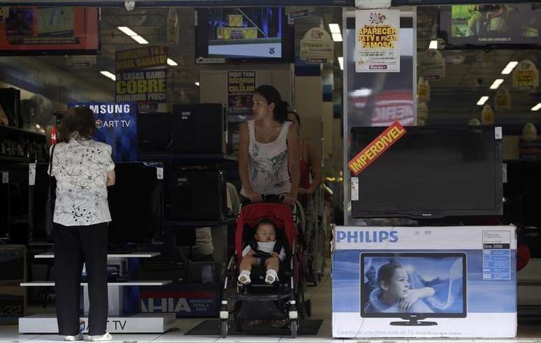 <p>Eletrodomésticos e eletrônicos devem ter a maior queda nas vendas em dezembro, segundo pesquisa da Fecomercio</p>