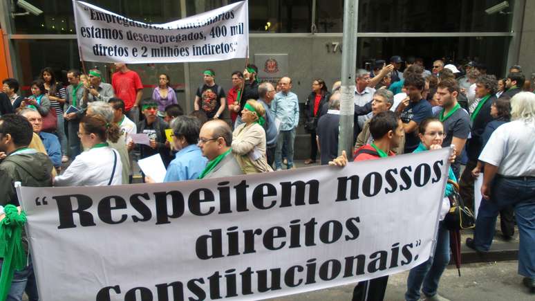 Manifestantes protestam em frente à secretaria de habitação do Estado