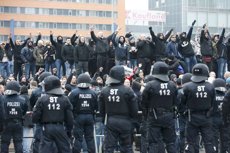 <p>Oficiais da polícia alemã enfrentam manifestantes durante um protesto de neonazistas contra ultraconservadores islâmicos em Hanover, neste sábado, 15 de novembro</p>