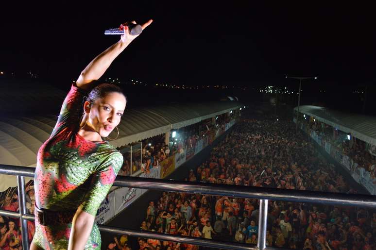 Claudia Leitte levou seu trio elétrico ao Carnabral, micareta realizada em Sobral, no interior do Ceará, na noite dessa sexta-feira (14). A cantora usou um macacão colado que acentuou suas curvas durante o show.