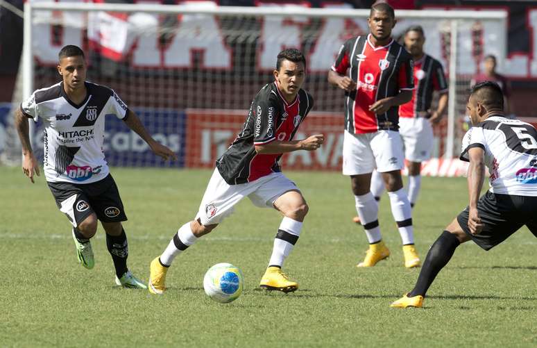 <p>Jogo foi muito brigado na Arena Joinville</p>