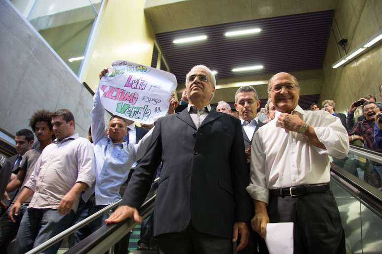 <p>Alckmin é acompanhado por manifestante em inauguração da estação Fraudique Coutinho</p>