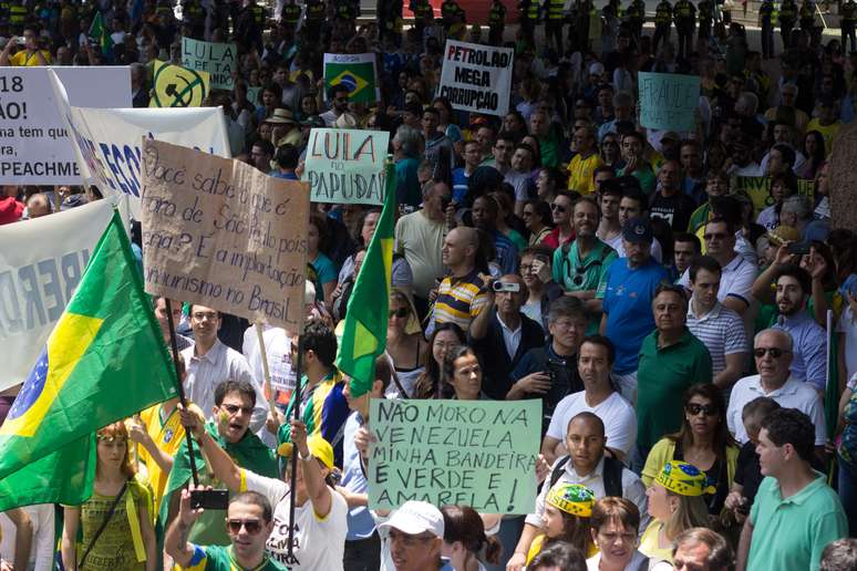 <p>Alguns cartazes na manifestação comparavam o Brasil à Venezuela</p>