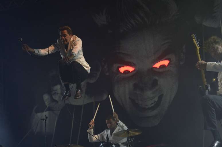 Arctic Monkeys e The Hives se apresentaram na Arena Anhembi, em São Paulo, na noite desta sexta-feira (14)