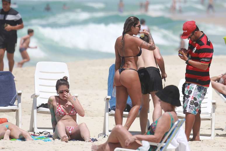 Dani Bolina aproveitou bem o seu domingo (16). A modelo e ex-panicat curtiu a praia da Barra da Tijuca, no Rio de Janeiro. Ela aproveitou o sol, se refrescou no mar e se divertiu com amigos e fãs tirando selfies.