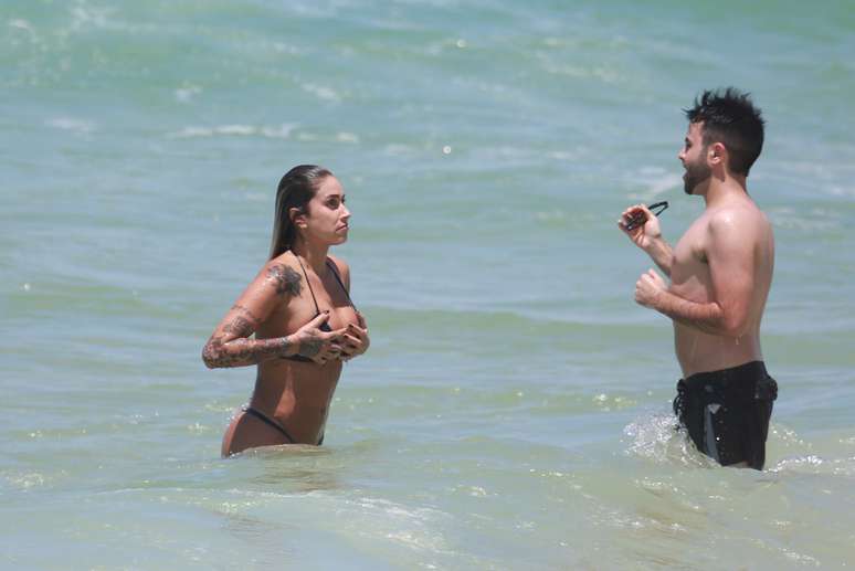 Dani Bolina aproveitou bem o seu domingo (16). A modelo e ex-panicat curtiu a praia da Barra da Tijuca, no Rio de Janeiro. Ela aproveitou o sol, se refrescou no mar e se divertiu com amigos e fãs tirando selfies.